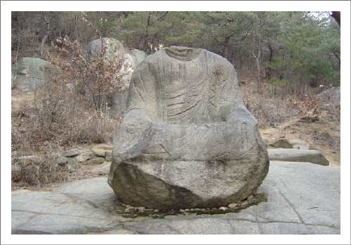 삼릉골 석불여래좌상, 흔히 목 없는 석불좌상이라 부른다 